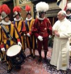 Papst Franziskus mit Gardisten
