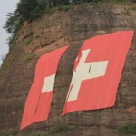 Sturm zerfetzt die grosse Schweizerflagge