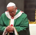 Papst Franziskus im stillen Gebet