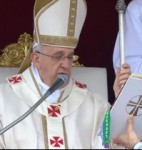 Papst Franziskus im Moment der Heiligsprechung zweier seiner Vorgänger