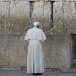 Papst Benedikt XVI. im Gebet