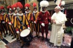 Papst Franziskus mit Gardisten