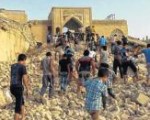 Schaulustige besichtigen das von den IS-Terroristen zerstörte Grabmal des Jona. Er wird auch von Muslimen als Prophet verehrt