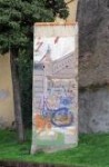 Fragment der Berliner Mauer, das heute in den Vatikanischen Gärten steht - ein Geschenk an den heiligen Papst Johannes Paul